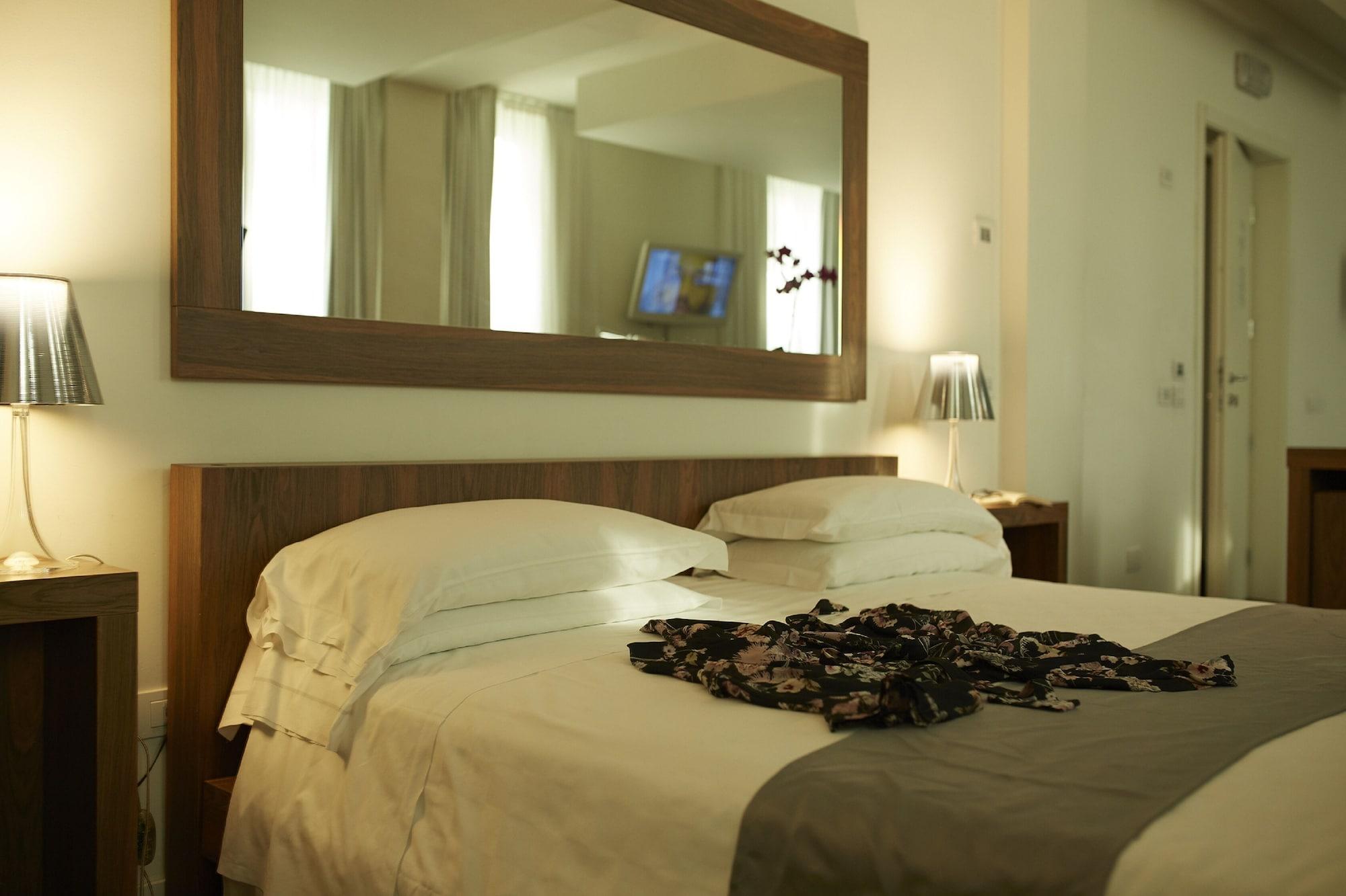Mo.Om Hotel Olgiate Olona Esterno foto