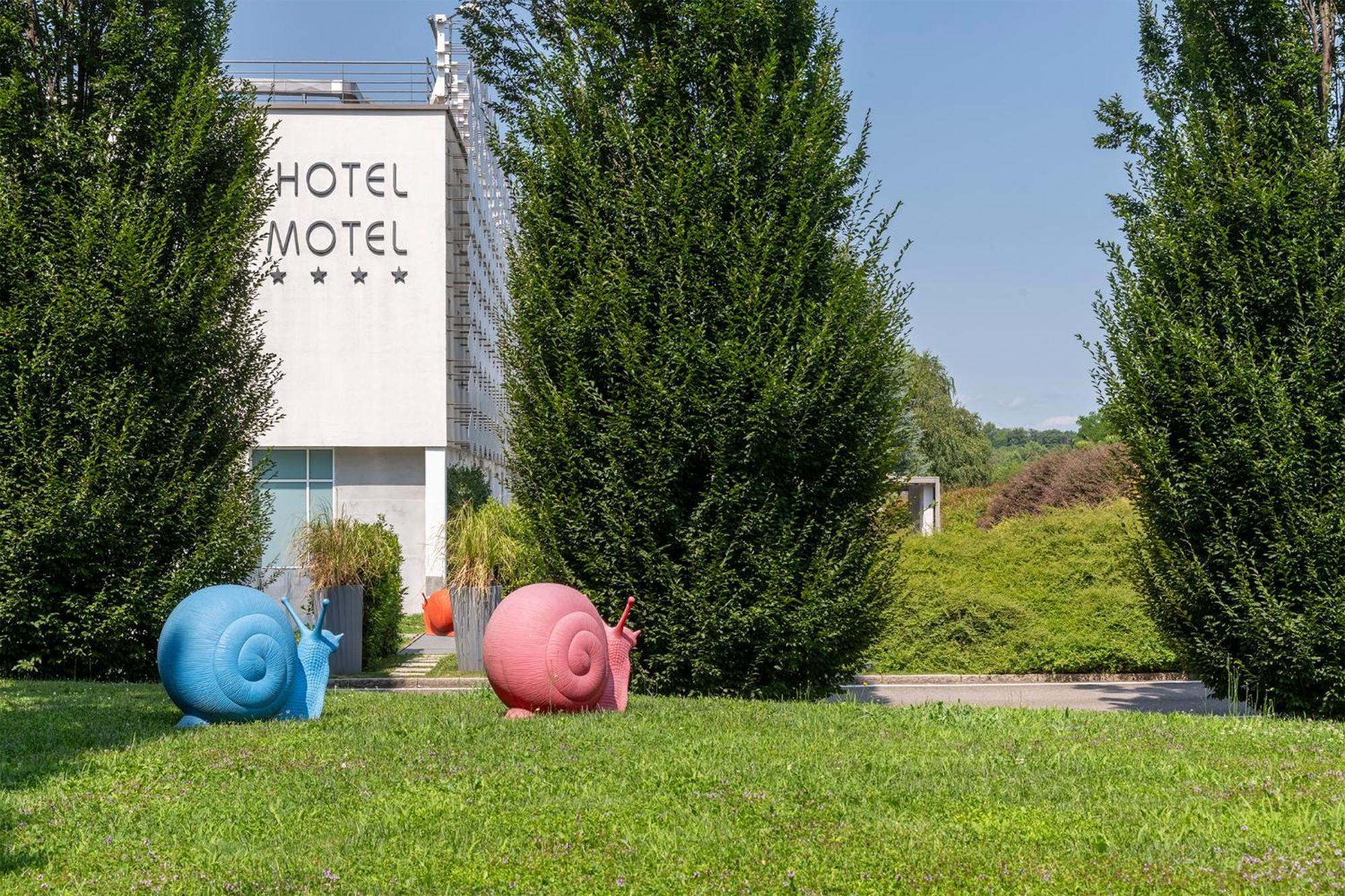 Mo.Om Hotel Olgiate Olona Esterno foto
